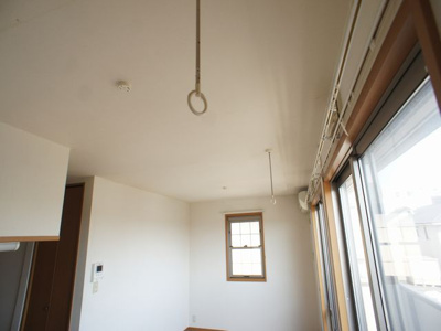 【設備】 | Rosa B | 室内物干し付きです。