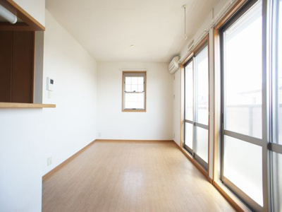 【居間・リビング】 | Rosa B | 日当たり良好☆便利な室内物干し付きです♪