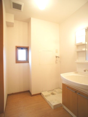 【独立洗面台】 | Rosa B | 洗髪洗面化粧台、洗濯機置き場があります♪