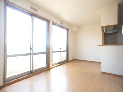 【居間・リビング】 | Rosa B | 清潔感のある北側洋間です♪