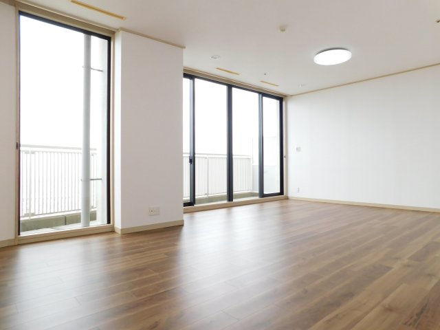 名古屋市北区成願寺１丁目の中古マンションの洋室|◇洋室◇　　明るい洋室１９．０帖　収納３か所完備　トイレ・バス付き