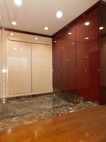 名古屋市北区成願寺１丁目の中古マンションの玄関|◇玄関◇　　収納付きで高級感のある広い玄関スペース♪