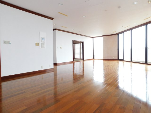 名古屋市北区成願寺１丁目の中古マンションの居間・リビング|◇リビング◇　　明るく広いリビング３４．０帖　陽当り・眺望良好♪