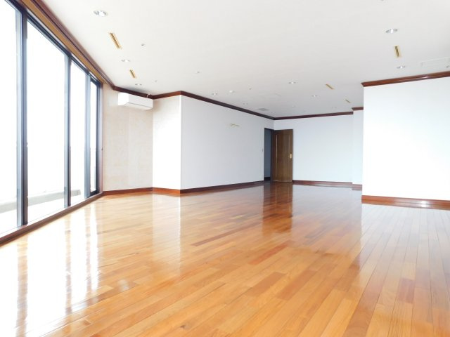 名古屋市北区成願寺１丁目の中古マンションの居間・リビング|◇リビング◇　　明るく広いリビング３４．０帖　エアコン完備！