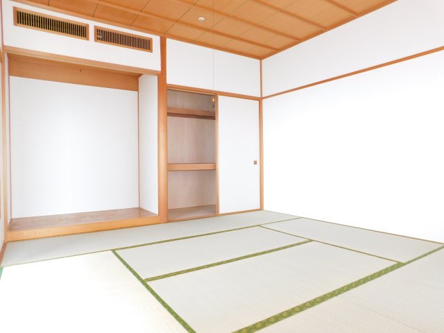 名古屋市北区成願寺１丁目の中古マンションの和室|◇和室◇　　明るい和室８．０帖　広縁付きの落ち着いた空間♪