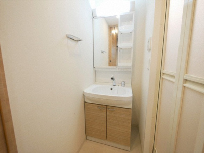 【洗面所】 | プライムアーバン御堂筋本町 | 忙しい朝には欠かせない洗面所です