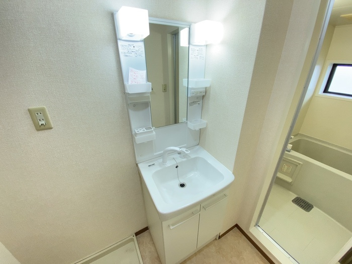 熊本市南区島町１丁目のアパートの独立洗面台