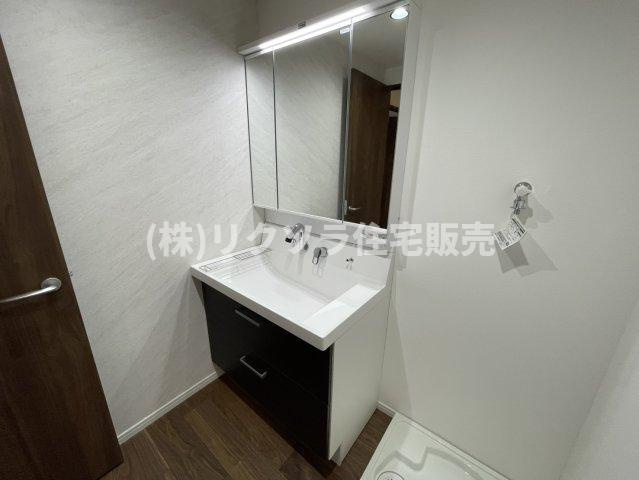 出口３丁目　中古一戸建ての独立洗面台|■物件内覧・資金計画相談・住宅ローン相談、リフォーム相談、お問合せ受付中■
※当日・翌日のご内覧、ご相談はお電話でのお問合せがスムーズです！