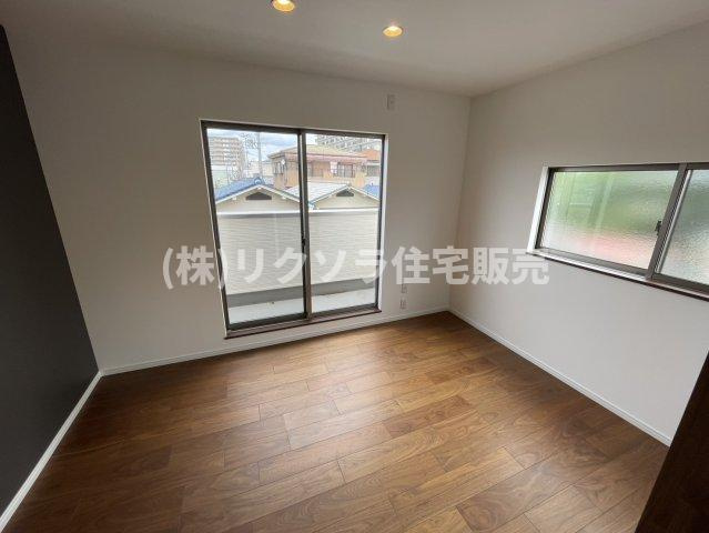 出口３丁目　中古一戸建ての寝室|洋室6.0帖
■物件内覧・資金計画相談・住宅ローン相談、リフォーム相談、お問合せ受付中■
※当日・翌日のご内覧、ご相談はお電話でのお問合せがスムーズです！
