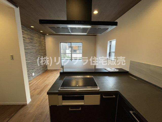 出口３丁目　中古一戸建てのキッチン|ビルトイン三口IHコンロ■物件内覧・資金計画相談・住宅ローン相談、リフォーム相談、お問合せ受付中■
※当日・翌日のご内覧、ご相談はお電話でのお問合せがスムーズです！