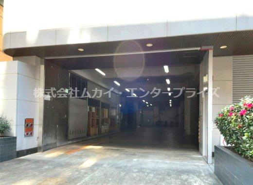 辰野新大阪ビルの駐車場