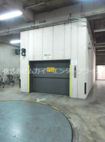 辰野新大阪ビルの駐車場