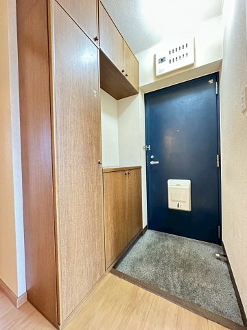 ロイヤルアイフティの玄関