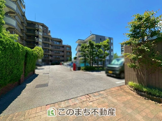 ナイスアーバン今泉プロムナードの駐車場