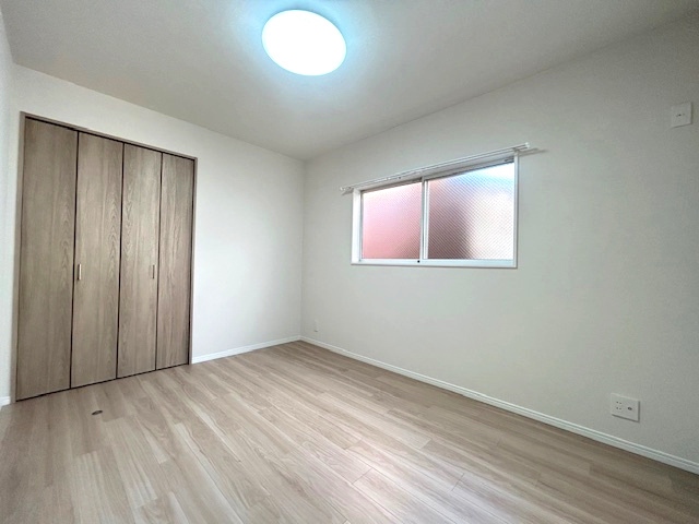 国玉通1丁目戸建の洋室