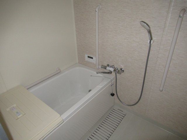 HAT神戸・灘の浜３ＬＤＫの浴室|落ち着いた空間のお風呂です