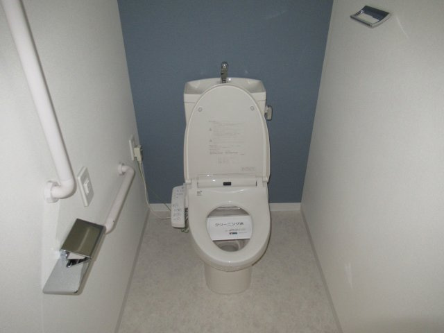 HAT神戸・灘の浜３ＬＤＫのトイレ|お部屋によっては多機能便座が設置されています