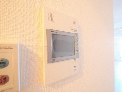 【セキュリティ】 | セレニテ堺筋本町プリエ | モニター付きインターホンです