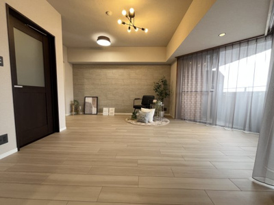 【居間・リビング】 | 朝日プラザアルティマタワーズ | 大きな窓から光が差し込み明るいリビング空間