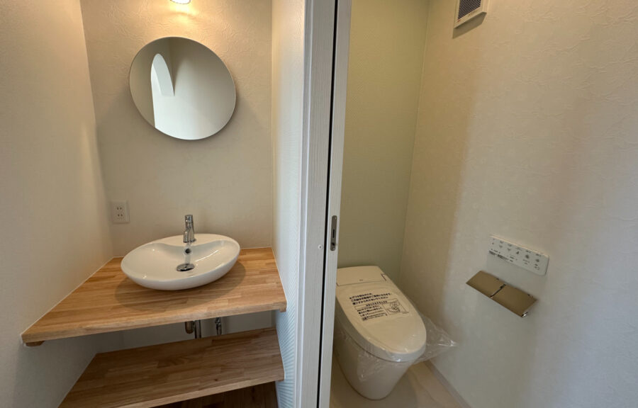 南国市大そね甲新築戸建のトイレ|手洗い台と併設している1階のトイレです。