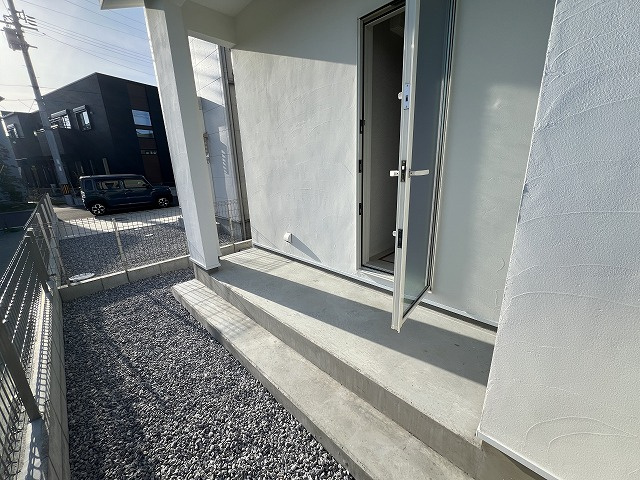 南国市大そね甲新築戸建の庭|キッチン勝手口側のお庭です。