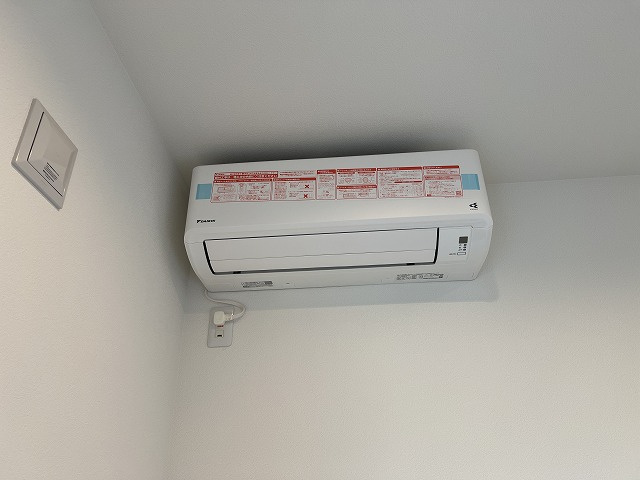 南国市大そね甲新築戸建の冷暖房・空調設備|リビングのエアコン付きです。
