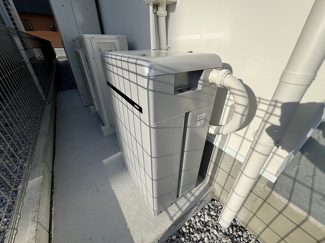 南国市大そね甲新築戸建の発電・温水設備|4.88ｋｗの太陽光発電システムと9.8ｋｗの蓄電池を設置しています。HEMS対応です。