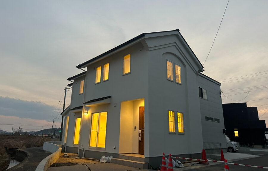 南国市大そね甲新築戸建の外観|夜の外観です。