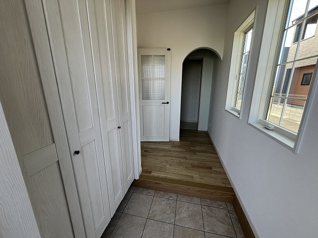 南国市大そね甲新築戸建の玄関|収納もある玄関です