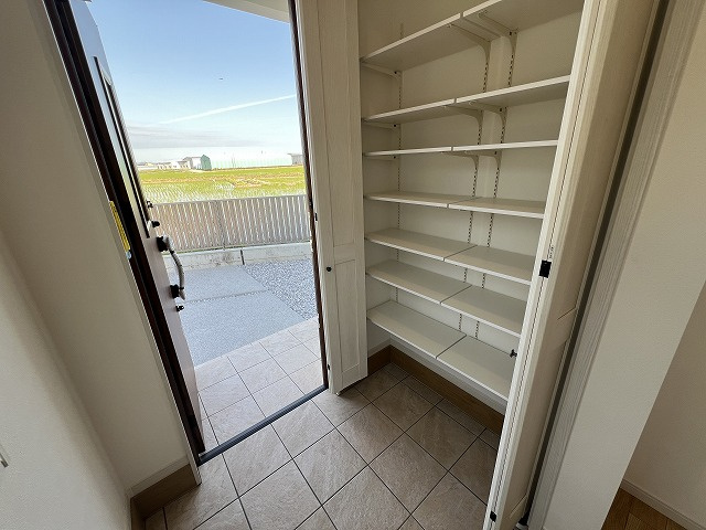 南国市大そね甲新築戸建の玄関|ゆったりとした玄関です