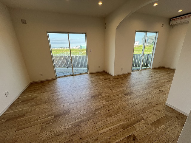 南国市大そね甲新築戸建の居間・リビング|こちらのリビングで趣味の時間をお楽しみください