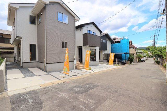 醍醐大高町２区画　２号棟の前面道路含む現地写真