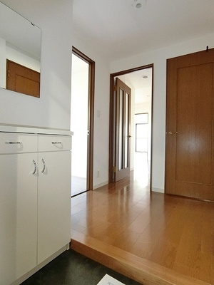 【玄関】 | ドムール江古田 | 玄関からの廊下※2017年12月撮影