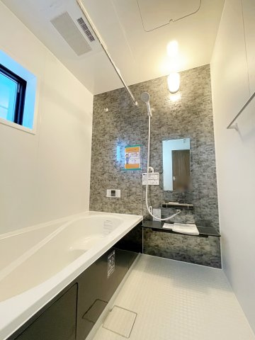 新築戸建・建売　小名浜燈籠原第1　Livele Garden　全10棟の浴室|自然光が入る小窓付きのバスルーム♪物干し竿＆浴室乾燥で天気に左右されません♪