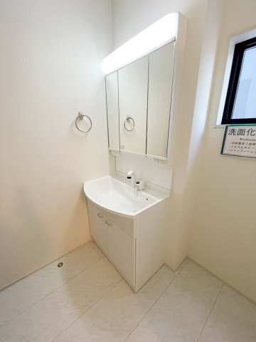 新築戸建・建売　小名浜燈籠原第1　Livele Garden　全10棟の独立洗面台|三面鏡タイプの独立洗面台で、身だしなみチェックも収納力も◎洗面まわりもすっきり清潔に保てます！