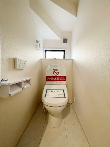 新築戸建・建売　小名浜燈籠原第1　Livele Garden　全10棟のトイレ|小窓付きで自然光が入る明るくて爽やかなトイレ空間です！