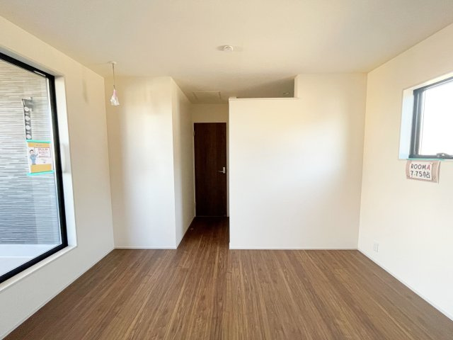 新築戸建・建売　小名浜燈籠原第1　Livele Garden　全10棟の洋室|温かみのあるブラウンの床が空間を引き締め、ホワイト基調のクロスが室内を広く明るく演出！