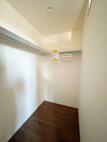 新築戸建・建売　小名浜燈籠原第1　Livele Garden　全10棟の収納|ブラウンの床が落ち着いた印象を与え、ホワイトクロスが空間を明るく演出。パイプハンガー付きで衣類管理がしやすいウォークインクローゼットです♪