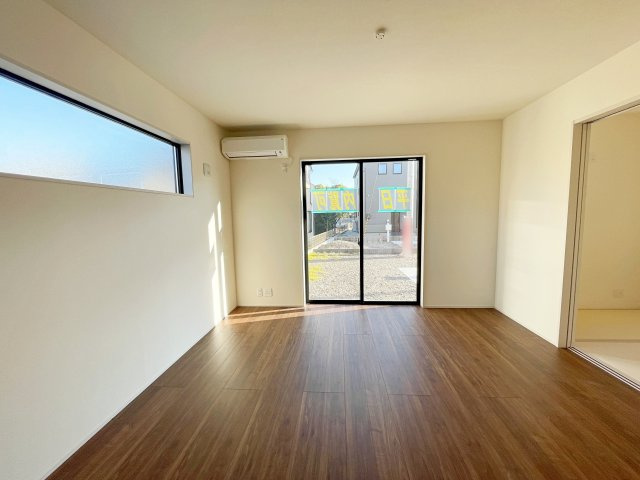 新築戸建・建売　小名浜燈籠原第1　Livele Garden　全10棟の居間・リビング|ブラウン系のフローリングとホワイト基調のクロスが調和し温かみのある空間になっています。