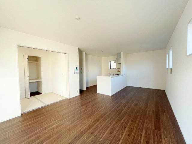 新築戸建・建売　小名浜燈籠原第1　Livele Garden　全10棟の居間・リビング|ダイニングには大きな窓があり明るい陽射しが差し込む開放的で心地よい空間です！