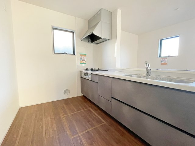 新築戸建・建売　小名浜燈籠原第1　Livele Garden　全10棟のキッチン|3口コンロなのでご飯を作りながらお弁当のおかずも作れて便利！