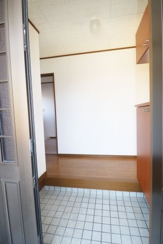 【中古】郡山市台新２丁目　　　　開成小学校、郡山第１中学校の玄関