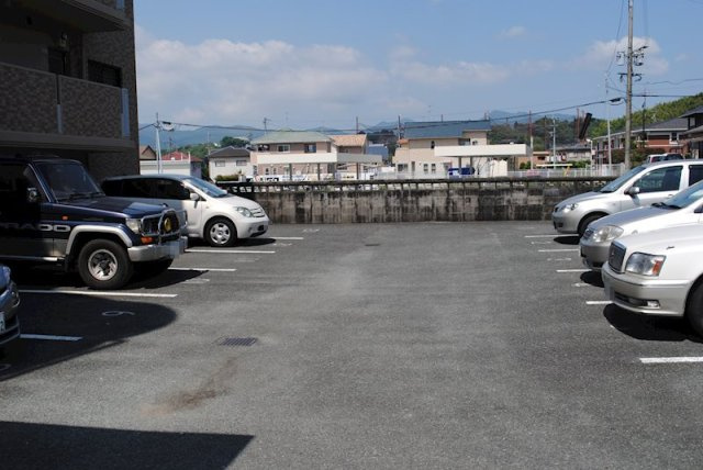 熊本市北区鶴羽田１丁目の賃貸マンションの駐車場
