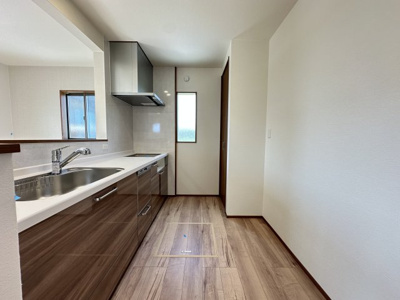 【キッチン】 | 【1号棟　キッチン　家具設置イメージ】
※画像内の家具家電はCGで作成したイメージです。実際の物件には付帯致しません。