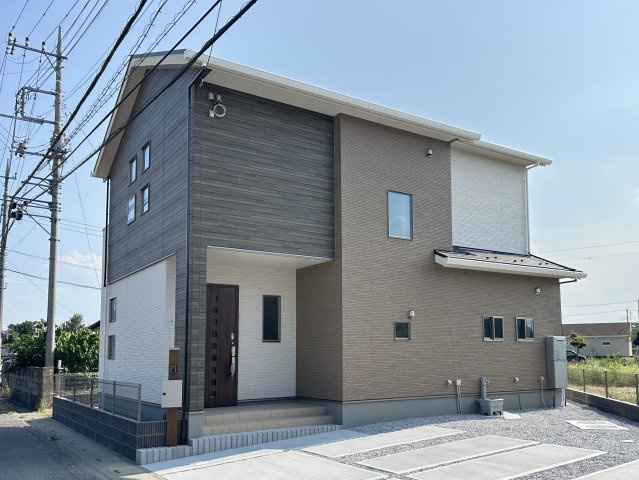 【区画図】 | 前面道路は約7.6mとゆとりがあり、自分のペースで駐車出来ます。分譲地は「さくら運動公園通り」に出やすく、国道140号へのアクセスも良好のため車移動に便利な立地です。