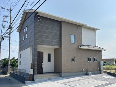 【区画図】 | 前面道路は約7.6mとゆとりがあり、自分のペースで駐車出来ます。分譲地は「さくら運動公園通り」に出やすく、国道140号へのアクセスも良好のため車移動に便利な立地です。