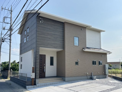 【区画図】 | 前面道路は約7.6mとゆとりがあり、自分のペースで駐車出来ます。分譲地は「さくら運動公園通り」に出やすく、国道140号へのアクセスも良好のため車移動に便利な立地です。