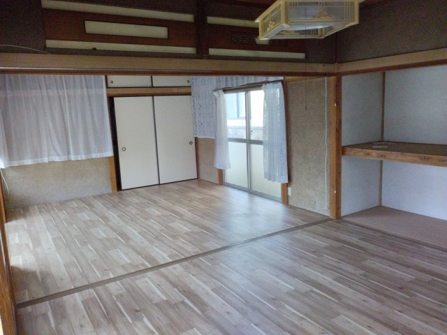 横山町3丁目戸建ての居間・リビング|1階6帖・8帖洋室