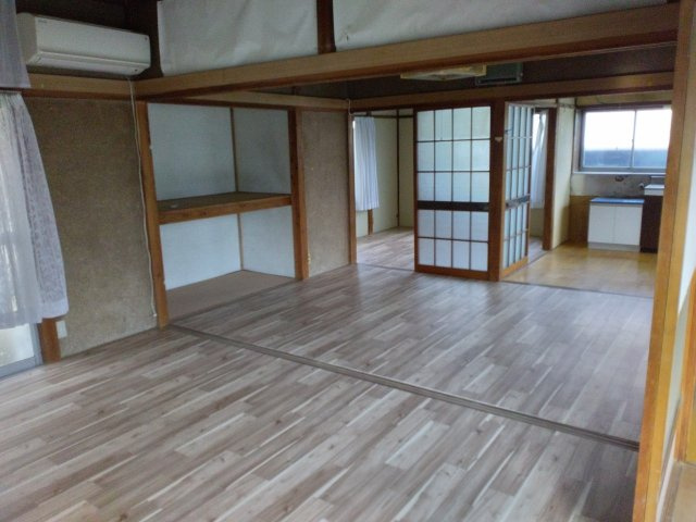 横山町3丁目戸建ての洋室|1階6帖・8帖洋室