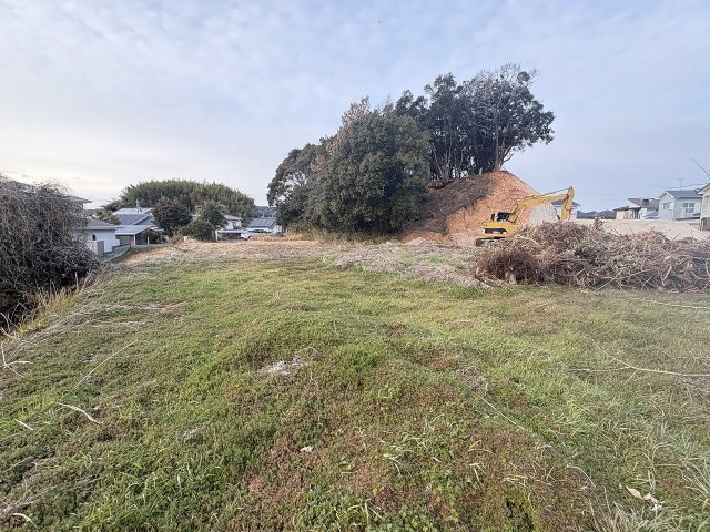糸島市志摩師吉売地の外観|隣接地が開発工事中です。写真に写る奥の林は敷地ではありません。